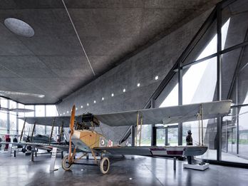 A concept that respects the environment.
The exhibition connects optically to the outdoor areas and offers a view of the airfield with the planes lined up outside.
The planes in the north wing do not give the appearance of being shut in - they look as if they are taking shelter and are ready to take off at any time.