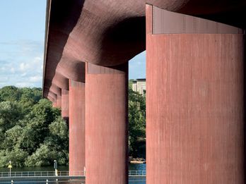 大桥项目的负责人决定采用着色的混凝土代替油漆，这样更易维护和持久。来自朗盛的颜料具有良好的耐候性，可与水泥紧密地结合并且非常环保。这些特性使得整个Årsta大桥项目更环保。