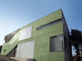 One of numerous cubeshaped private houses in the Heyri Art Village, which is characterized by green fair-faced concrete (chromium oxide green).