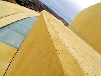 To produce the ocher-colored concrete (Ready Mix), the iron oxide pigment formirapid® yellow, based on Bayferrox® 920, was mixed into the concrete.