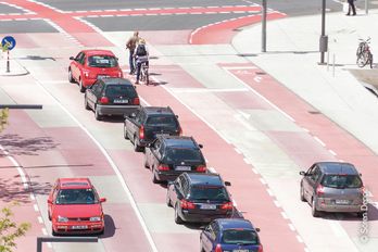 The integrally colored and two-layer concrete pavement can even withstand high traffic volumes.