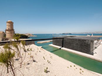 At the outer point of the Old Harbor, the dark color of MuCEM
contrasts to the beige of the fort, without competing with it.