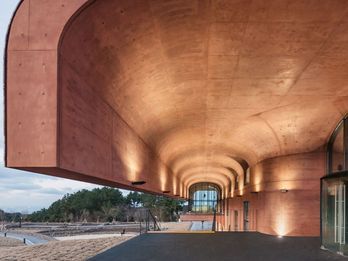 The structure remains true to its natural environment even on the inside – thanks to colored concrete and plenty of light.