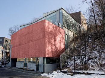 Heyri艺术村里的Heewon画廊是一座由粉色混凝土堆砌而成的建筑（基于拜耳乐® 130 C颜料）