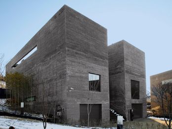 一座由美观的黑色混凝土堆砌而成的整体无缝式建筑（拜耳乐® 330 C）